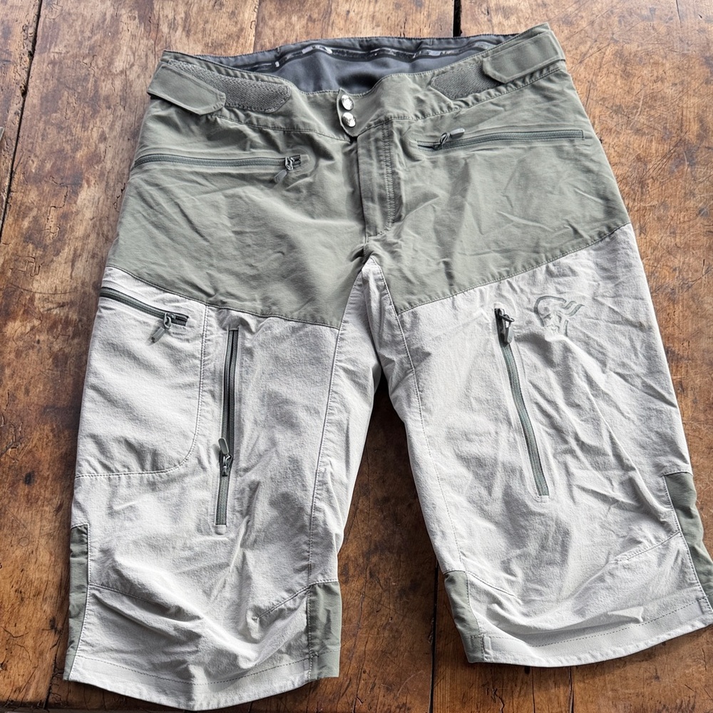 Men's Two-Tone Olive & Light Gray Outdoor Athletic Shorts